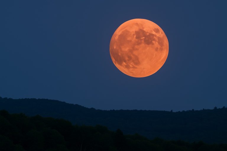 Luna căpșunilor 2025: Cum să vezi minunea lunară joasă din iunie - și de ce este atât de rară